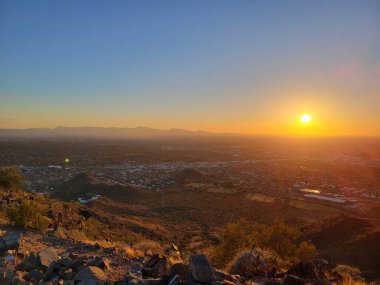 Scottsdale ve Phoenix 'in üzerinde altın saat Kuzey Dağ Parkı, Arizona' da görüldü.