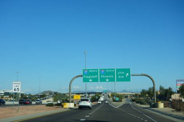 Phoenix, AZ - 31 Ocak 2023: Arizona 101 Kuzey ve Güney rampa çıkışları, Flagstaff veya Phoenix 'e doğru; anlaşıldı