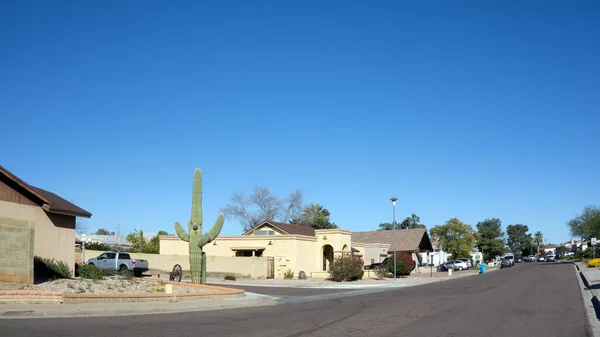 Southwestern Estilo Rua Xeriscaped Residencial Phoenix Arizona — Fotografia de Stock