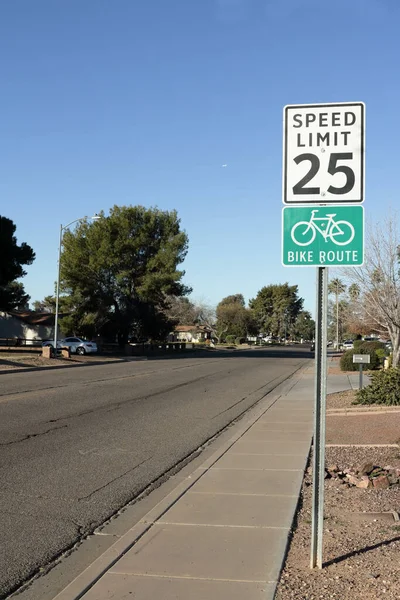 Rua Residencial Com Postado Limite Velocidade Sinais Rota Bicicleta Phoenix Imagem De Stock