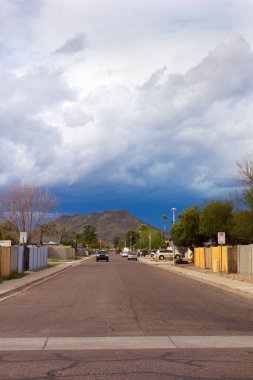 Arizona 'da Kuzey Batı Phoenix' in yerleşim sokakları üzerinde yoğun yağmur bulutları toplanıyor.