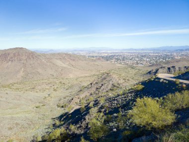 North Mountain Park yürüyüş parkından Phoenix ve Scottsdale 'in bir kısmı Arizona' daki Moon Valley 'de görülüyor.