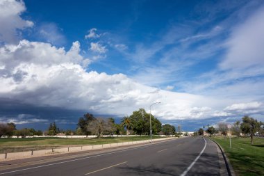 Bahar havası Phoenix metro alanı üzerinde ilerliyor. Valey of the Sun, Arizona 'nın kuzeyinde.