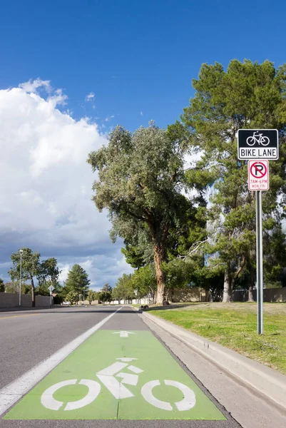 金属製のポストに自転車レーン道路標識やアスファルトの上に塗装シンボルは 自転車のための指定レーンをマークします — ストック写真