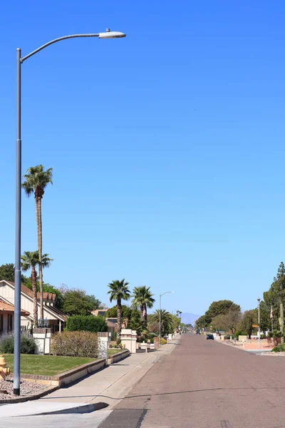 Straße Durch Wohnsiedlung Mit Traditionellem Rasenrasen Und Wüstenartigen Vorgärten Mit — Stockfoto