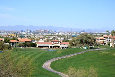 Phoenix, AZ - 29 Mart 2023: Arizona Grand Golf Sahasındaki titizlikle manikürlü yeşil alanların havadan görünüşü.