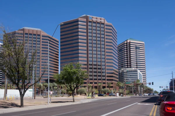 凤凰城 2023年3月31日 美国亚利桑那州首府凤凰城位于托马斯和中央大道的一座高层建筑中 国家金属铜的着色 — 图库照片
