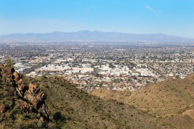 Güneş Vadisi 'nin kuzeybatı yakası Kuzey Dağ Parkı' ndan Arizona 'daki Glendale, Peoria ve Phoenix şehirlerine bakıyor.