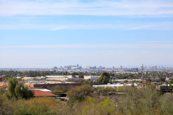 Arizona 'nın başkenti Phoenix, Güneş Vadisi' nin güneyinden kuzeydoğu dağlarına doğru uzanan bir çatıdan görülmektedir.