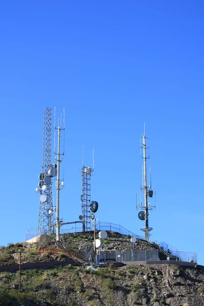アリゾナ州フェニックスの北の山の上に様々な形と背の高い通信塔のアンテナ — ストック写真
