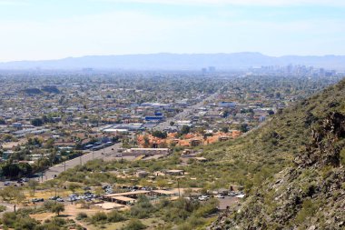 Phoenix 'in Arizona başkentinin hava manzarası. Sabah sisi Kuzey dağından Güney dağlarına doğru.