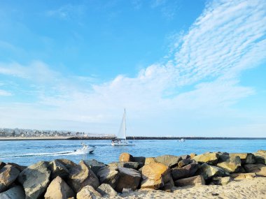 Sürat tekneleri ve yatlar Mission Bay 'den San Diego, California' daki Pasifik Okyanusuna giriş kanalından geçiyor.