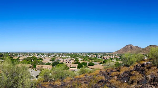 太阳谷的西北侧 观看亚利桑那州凤凰城和格伦代尔远景山远足小径 复制空间 图库照片