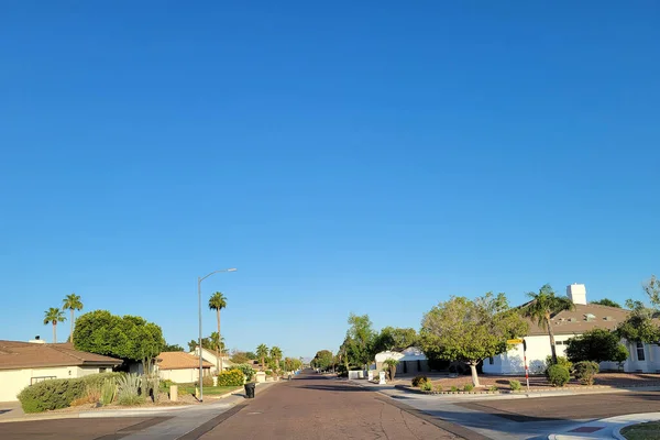 Βορειοδυτική Γειτονιά Κατοικιών Phoenix Τακτοποιημένα Μαύρα Πράσινα Σκουπίδια Και Μπλε — Φωτογραφία Αρχείου