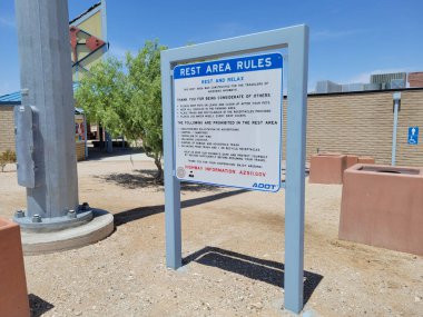 Mohawk, AZ - 7 Ağustos 2022 Arizona Dağ Çölü 'ndeki Interstate-8' de Arizona Ulaştırma Bakanlığı Dinlenme Alanı Kuralları