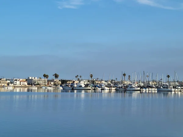 カリフォルニア州サンディエゴのバイアポイントビーチから見たミッションベイマリーナ — ストック写真