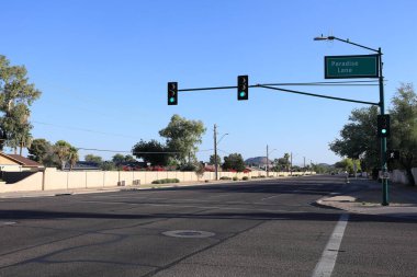 Paradise Lane ve 43. caddedeki yeşil trafik ışığı Kuzey-Batı Phoenix, Arizona