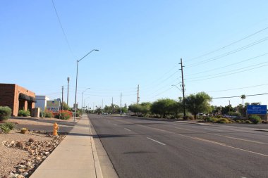 Phoenix, AZ - 1 Temmuz 2023: 35. Cadde 'de hafta sonu erken saatlerde ender bulunan araçlarla Xeriscaped