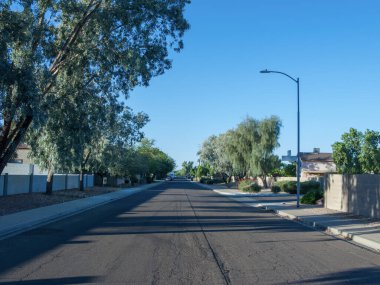 Arizona 'nın kuzeybatı tarafında açık mavi gökyüzü. Başkent Phoenix' in yaz sabahı yerleşim bölgesi.