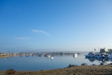 Tekneler ve yatlar Santa Barbara Koyu 'nda Mission Bay, San Diego, California' da demirledi.