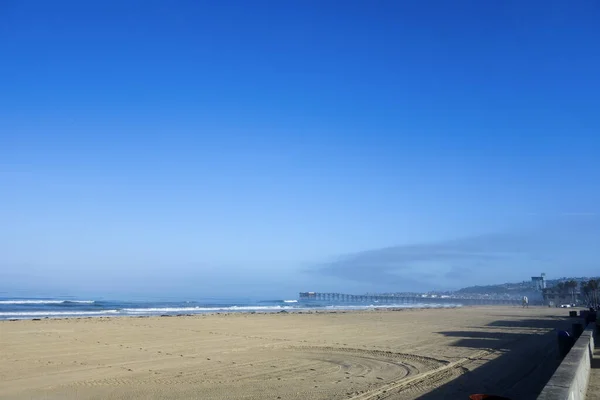 加利福尼亚圣地亚哥市太平洋海滩水晶码头附近 晨风和海浪将海藻推向岸上 复制空间 — 图库照片