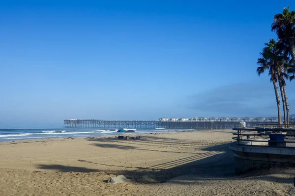 加利福尼亚圣地亚哥市太平洋海滩水晶码头附近 晨风和海浪将海藻推向岸上 复制空间 — 图库照片