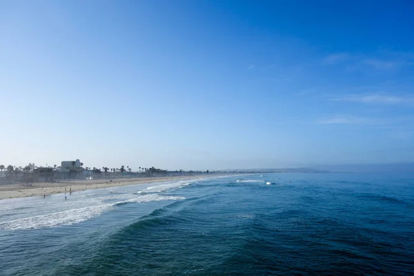 カリフォルニア州サンディエゴのクリスタルピアから見た太平洋ビーチの南側 バックライトショット — ストック写真