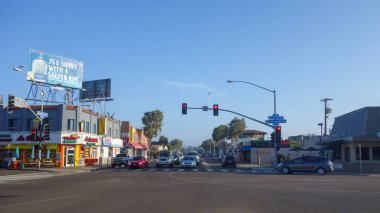 San Diego, CA - 9 Ağustos 2022: Mission Bulvarı, Güney Kaliforniya 'daki Belmont Park ve Mission Beach yakınlarında turistler için kafeterya, yemek, konfor ve hediyelik eşya dükkanlarıyla dolu