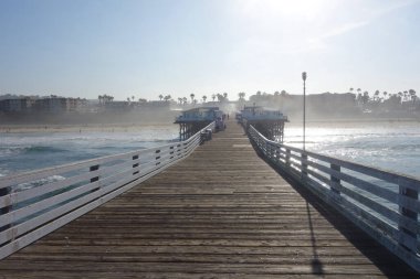 San Diego, CA - 9 Ağustos 2022: San Diego, Kaliforniya 'daki Pasifik Sahili' nde tarihi Crystal Pier 'dan sabah balıkçılığı.