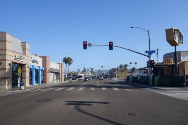San Diego, CA - 9 Ağustos 2022: Pasifik Sahili, San Diego, Kaliforniya 'daki Crystal Pier yakınlarında Kayıp Bulvar ve Garnet Bulvarı boyunca yoğun trafik