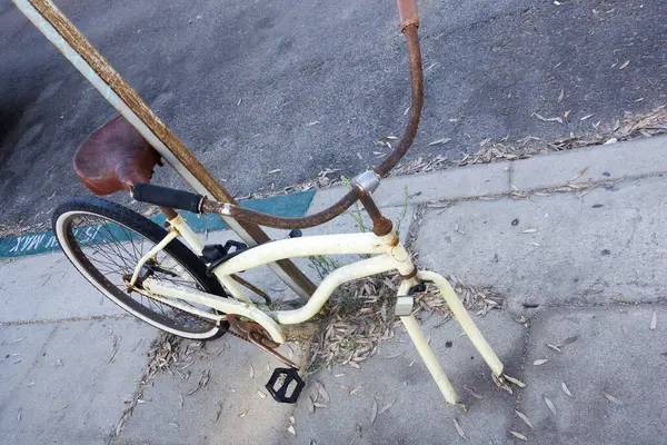 Bicicleta Oxidada Rota Sin Rueda Delantera Bloqueada Poste Carretera Aparcamiento — Foto de Stock