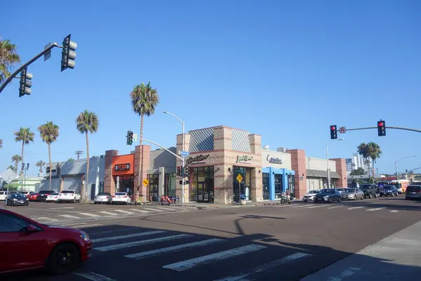 San Diego, CA - 9 Ağustos 2022: Pasifik Sahili, San Diego, Kaliforniya 'daki Crystal Pier yakınlarında Kayıp Bulvar ve Garnet Bulvarı boyunca yoğun trafik