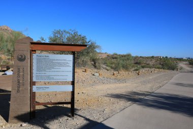 Phoenix, AZ - 21 Ekim 2023: Aile dostu Anka Dağı Koruma Alanına giriş kuralları ve ziyaretçi saatleri.