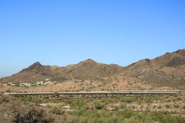 Arizona Eyaleti 51. karayolunu ayıran Anka Rüya Çölü çöl koruma alanı ve alçak dağlardaki konutlar