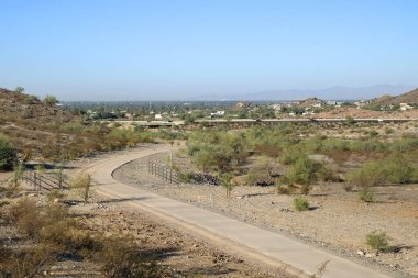 Uzak dağlar ve Arizona State Route 51 ve aile dostu Anka Dağları Koruma Alanı 'ndan görülebildiği gibi Dreamy Draw Desert Dinlenme Bölgesi olarak da bilinir.