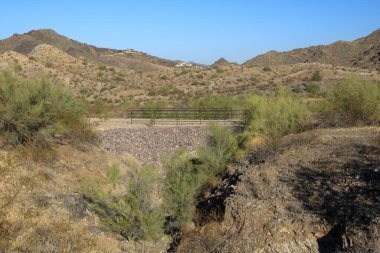 Arizona 'nın şehir merkezinin birkaç kilometre kuzeyinde, Arizona aile dostu dağ koruma alanı Düşler Ülkesi' ni çevreleyen Düşler Tepesi Dağları.