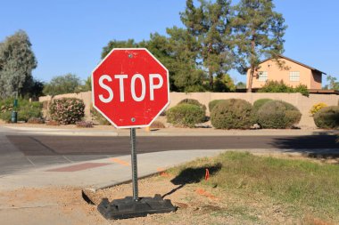 Şehrin bir köşesinde lastik tabanlı geçici taşınabilir STOP işareti.