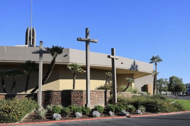Phoenix, AZ - 11 Kasım 2023: Palmcroft Kilisesi 'nin ön duvarında Kuzey-Batı Phoenix, Arizona' daki büyük şehir caddesi boyunca uzanan uzun haçlar