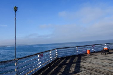 Balık tutma çubukları ve kırmızı teneke kutular San Diego, Güney Kaliforniya 'daki Crystall İskelesinde bir balıkçı köşesinde