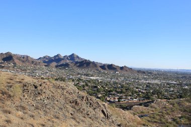 Güneşin Vadisi, Arizona 'nın başkenti Phoenix' in akşamları North Mountain Park Yürüyüş Yolları 'ndan kurgusal manzarası.