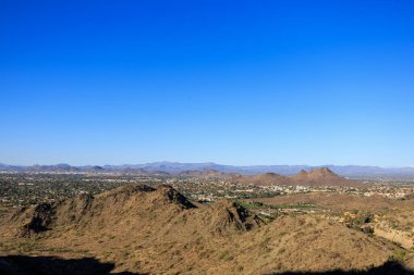Öğleden sonra Kuzey Dağ Parkı 'ndan Ay Vadisi' nin Phoenix, Arizona 'daki yürüyüş patikalarının görüntüsü.