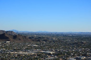 Arizona Valley of the Sun ya da Greater Phoenix Metro bölgesi Kuzey Dağ Parkı 'ndan öğleden sonra Doğu' ya doğru yürüyüş yaparken görüldü.