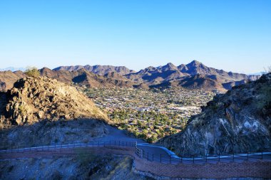 Phoenix, Arizona 'daki Kuzey Dağı' nın tepesine uzanan Paved servis yolu.