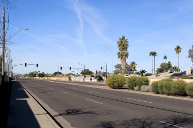 Hafta sonu erken saatlerde, Phoenix, Arizona 'da, Bell Yolu düşük trafik