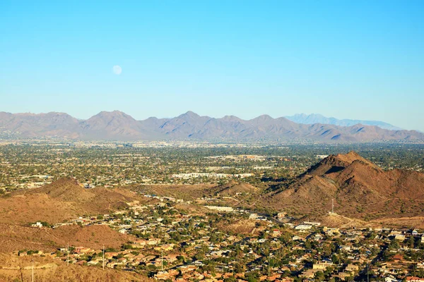 Ay, öğleden sonra Ay Vadisi 'nin yukarısında, Phoenix, Arizona' daki Kuzey Dağ Parkı yürüyüş patikalarından görüldüğü üzere gökyüzünde.
