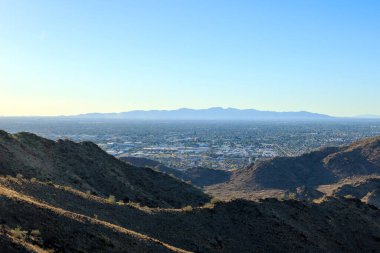 Öğleden sonra geç saatlerde, Güneş Vadisi 'nin batı yakasında Kuzey Dağ Parkı Arizona' dan Glendale, Peoria ve Phoenix manzarası.