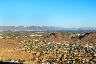 Güneş Vadisi 'nin kuzey kısmı alçak yükselen dağ zinciriyle sınırlıdır. Phoenix, Arizona..