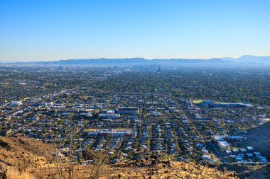 Öğleden sonra Phoenix şehir merkezinde, Arizona 'nın başkenti, Güneş Vadisi' nin merkezi. Kuzey Dağ Parkı yürüyüş patikalarının tepesinden görüldüğü gibi.