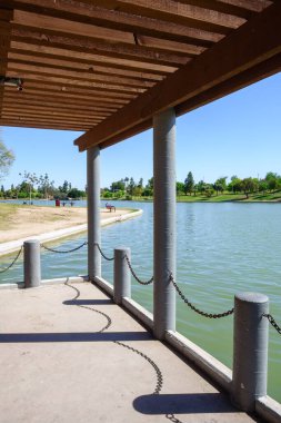 Kiwanis Park Gölü, Arizona, Tempe 'deki rıhtım tersanesinden görüldüğü gibi. 