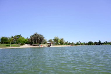 Arizona Tempe 'deki Kiwanis Gölü parkında piknik ramadası ve su kenarı tersanesi.
